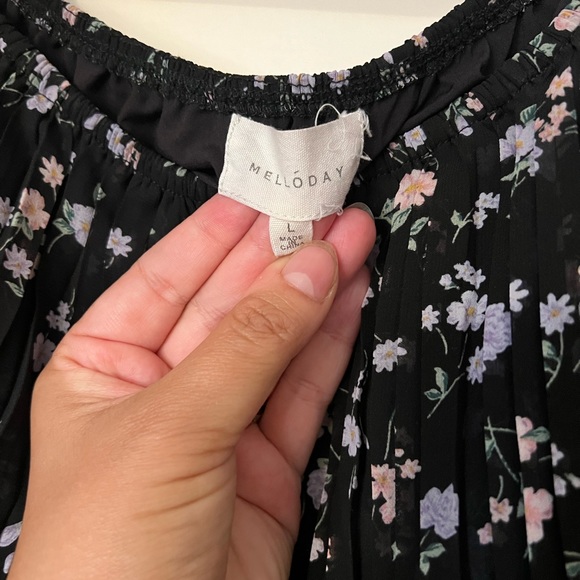 Small rip/ can’t see it when on / other than that perfect - Picture 2 of 3